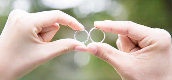 イメー写真：結婚指輪を2人でくっつけ合う手のアップ