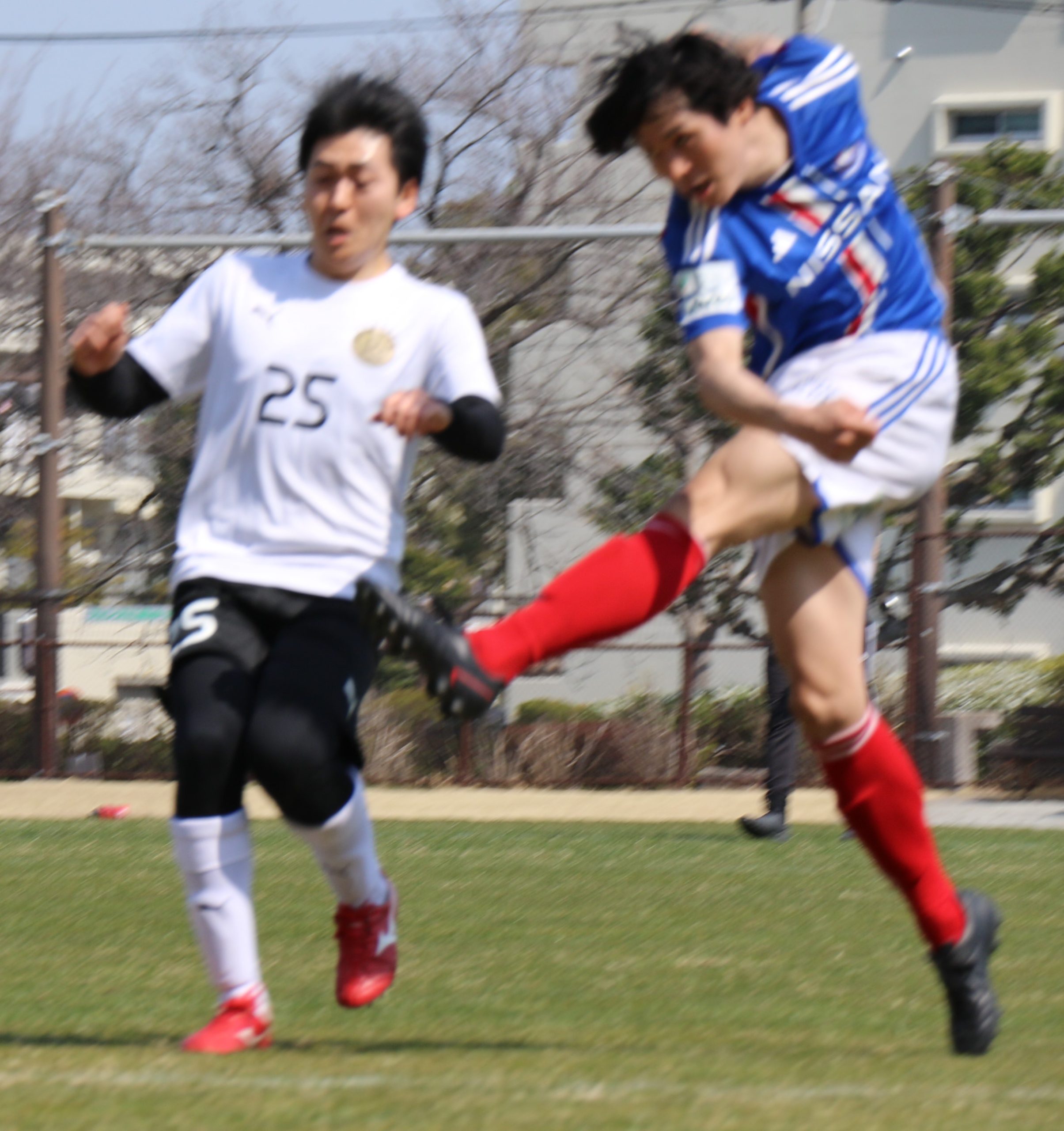 写真：梅村選手が同点ゴールを左足でシュートしている