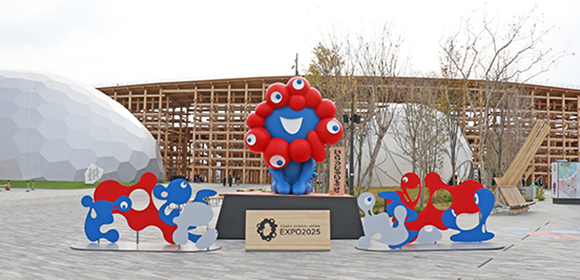 写真:会場内のミャクミャク君のオブジェ