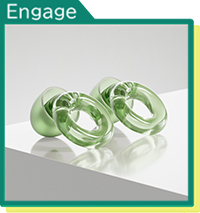 写真：半透明の緑色のEngage