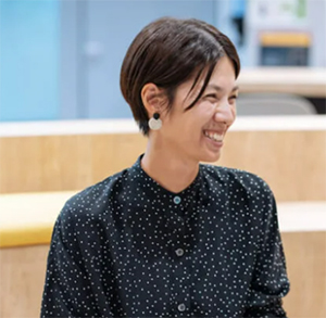 写真：味の素の女性社員