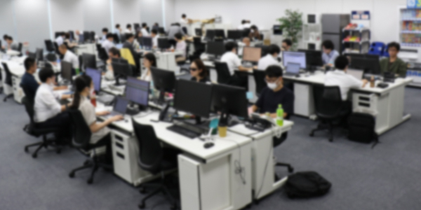 写真:通路が広く設計されているフロアの外観