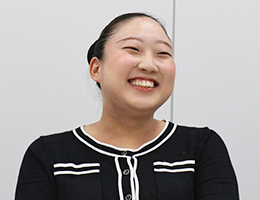 写真:笑顔でインタビューに答えている松本さん