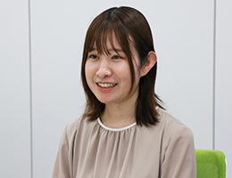 写真:笑顔でインタビューに答えているFさん