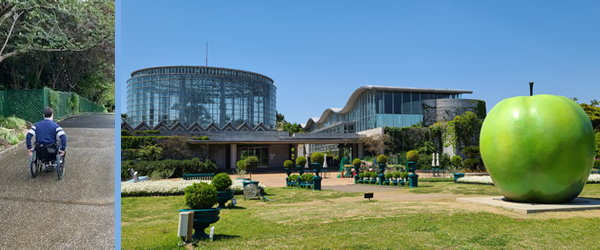 写真：ゆるい坂を上がる編集部員、広々としたwellcomeガーデンエリア