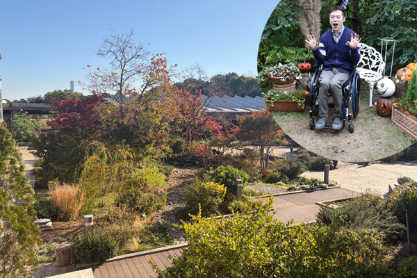 写真：バンブルビーガーデンとその中にあるハロウィーンのかぼちゃやおばけが飾られているスポットで写真を撮る編集部員