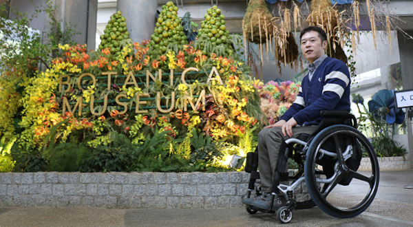写真：BOTANICA MUSEUMの受付前で記念撮影する編集部員