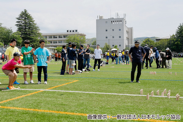 写真：モルックを体験している所