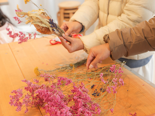 写真：ワークショップでブーケを作っている