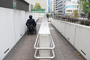 写真：スロープをのぼる車いすユーザ