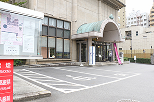 写真：建物の前に身障者用の駐車スペースが設置されている