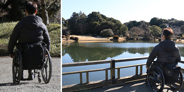 写真：日本庭園の砂利道を車いすで走行している編集部員、橋から写真を撮っている