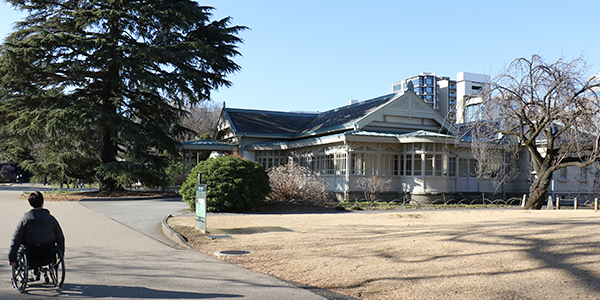 写真：旧洋館に向かう編集部員