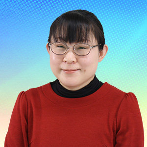 写真：笑顔でインタビューに応えているシオさん
