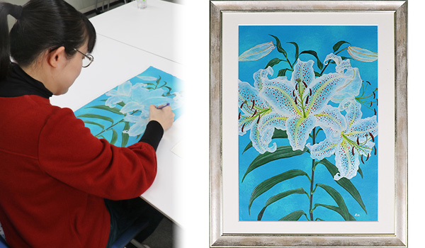 写真：手漉き紙に絵を描いているシオさんと感性したやまゆりの絵