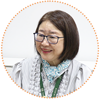 写真：鈴木さんが微笑んでいる