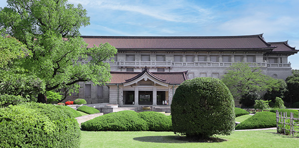 写真：木々に囲まれた東京国立博物館本館の外観