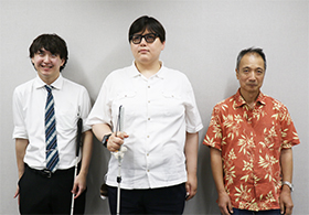 写真：視覚障がい者A,Bと開発者が並んでいる所
